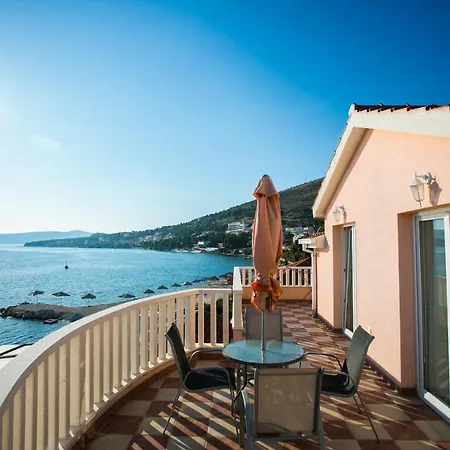 Kaja - Right Next To The Beach Trogir Exterior photo