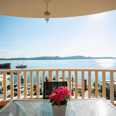 Kaja - Right Next To The Beach Trogir Exterior photo
