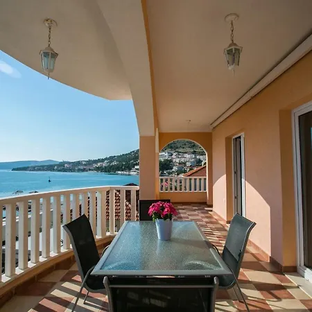 Kaja - Right Next To The Beach Trogir Exterior photo
